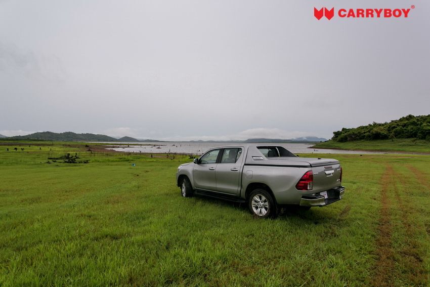 CARRYBOY Laderaumabdeckung R-795 mit Stylingbügel Hilux 16+ lackiert in Wagenfarbe