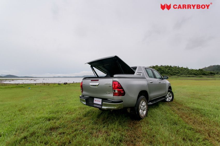 CARRYBOY Laderaumabdeckung R-795 mit Stylingbügel Hilux Invincilbe_Revo offen Ansicht Heck