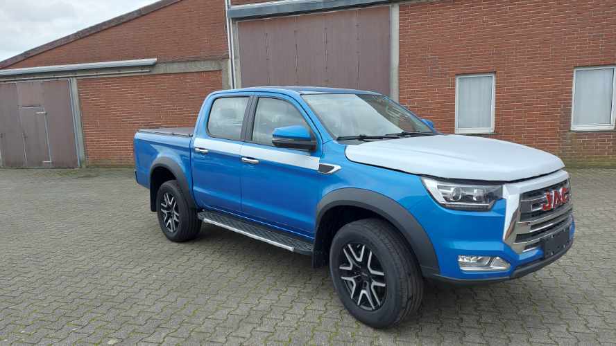 JAC Pickup von vorne mit Truxedo Abdeckung