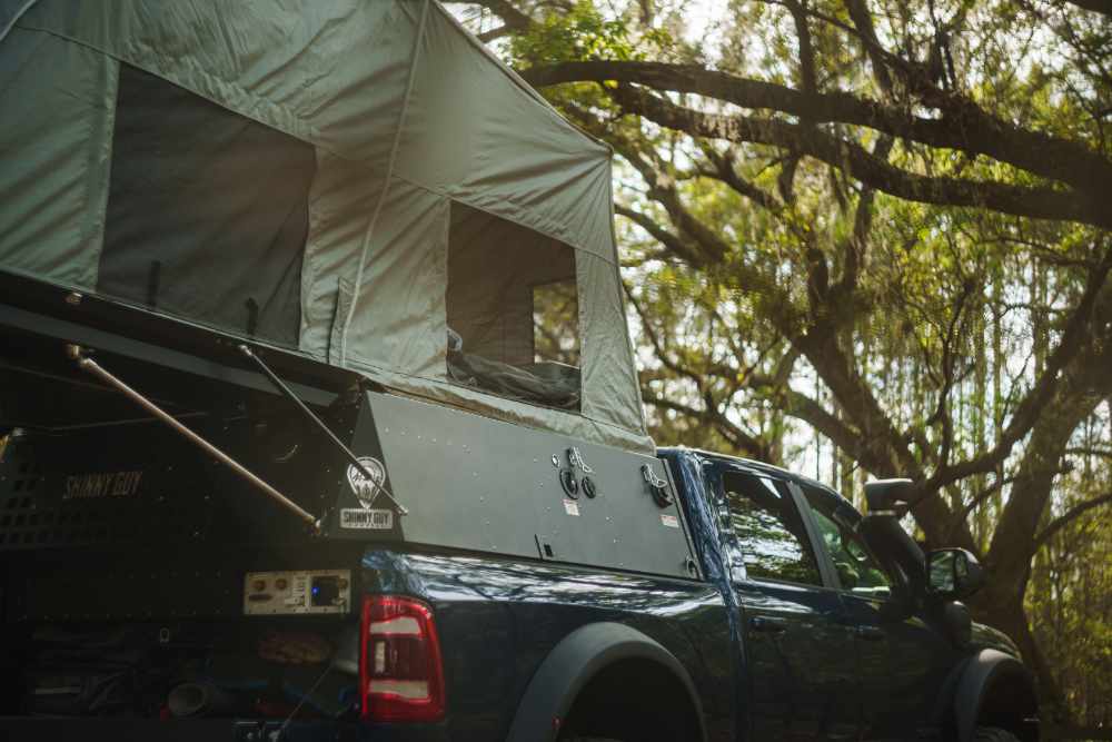 Aufgebauter Camper auf Pickup