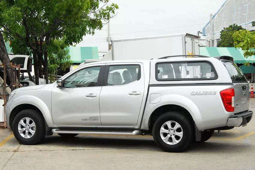 Nissan Navara NP300 Doppelkabine Hardtop mit seitlichen Schiebefenstern 560 von CARRYBOY Dachreling