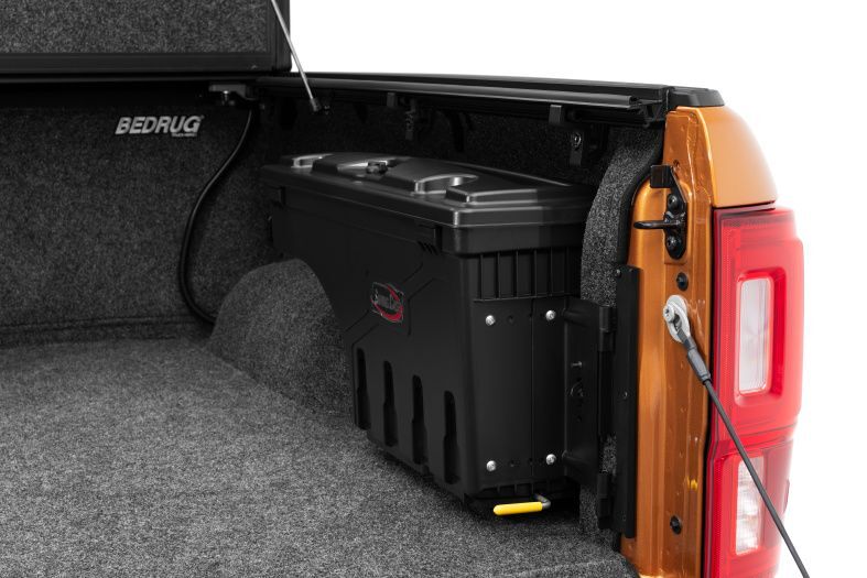 NOVISauto CARRYBOY Werkzeugbox Staubox Toolbox schwenkbar für Pickup Ladefläche Nissan Navara Renault Alaskan Mercedes X platzsparend hinter Radkasten