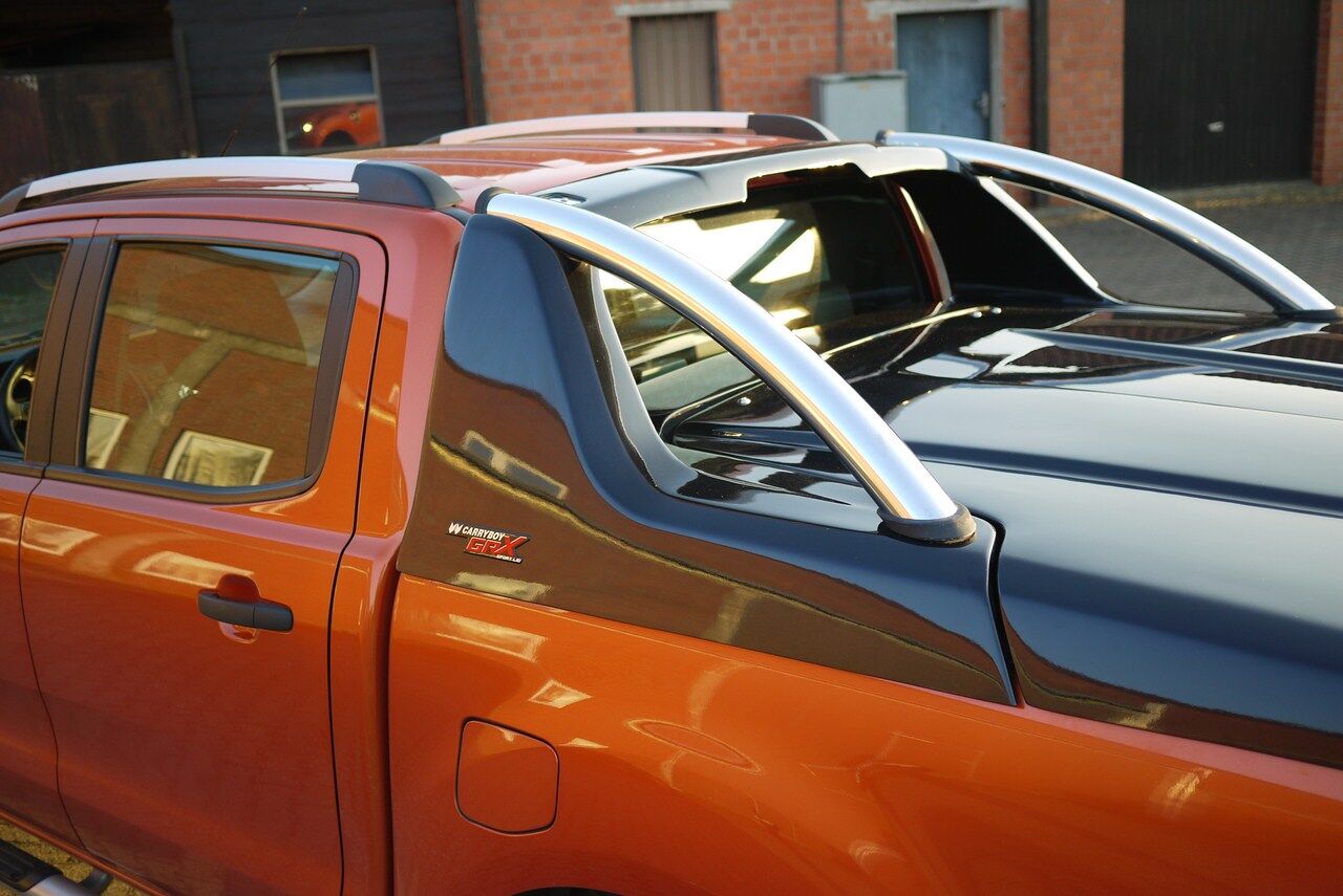 Fiat Fullback Doppelkabine Laderaumabdeckung mit Überrollbügel von CARRYBOY Deckel mit Stylingbar polierter Edelstahlbügel Fiat Fullback