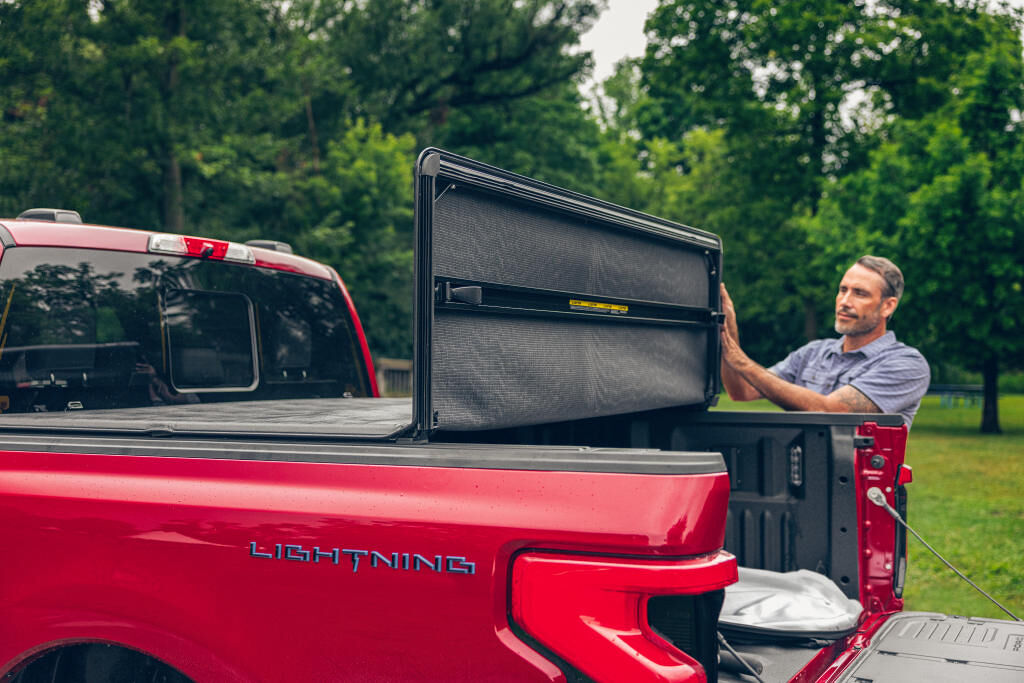 Novisauto load compartment cover Trifecta on pickup