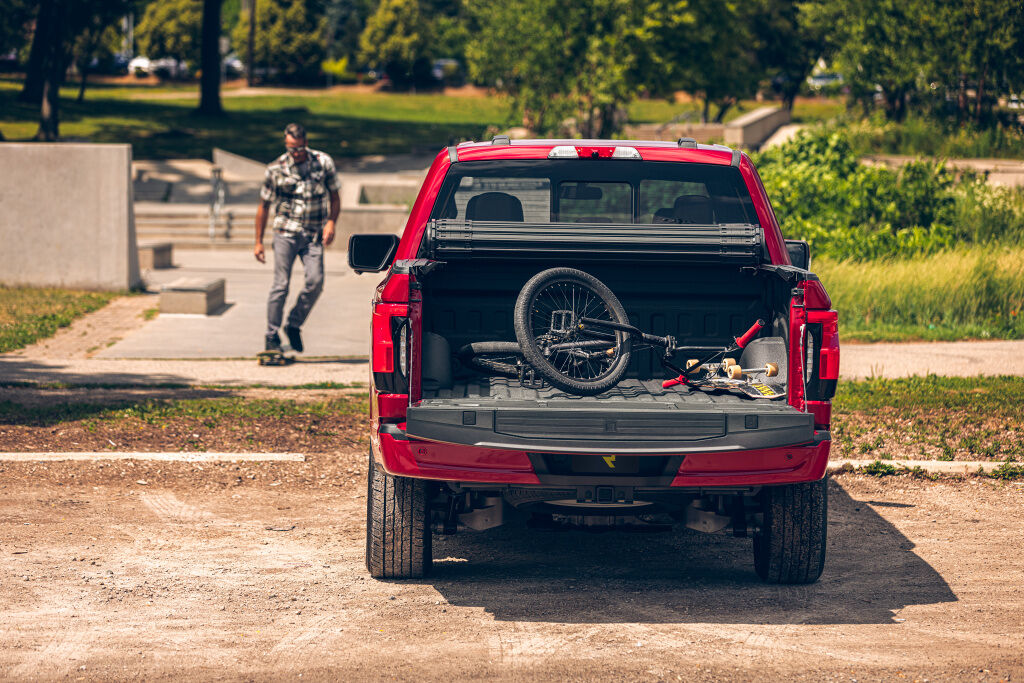 NOVISauto cover turret on pickup truck from behind