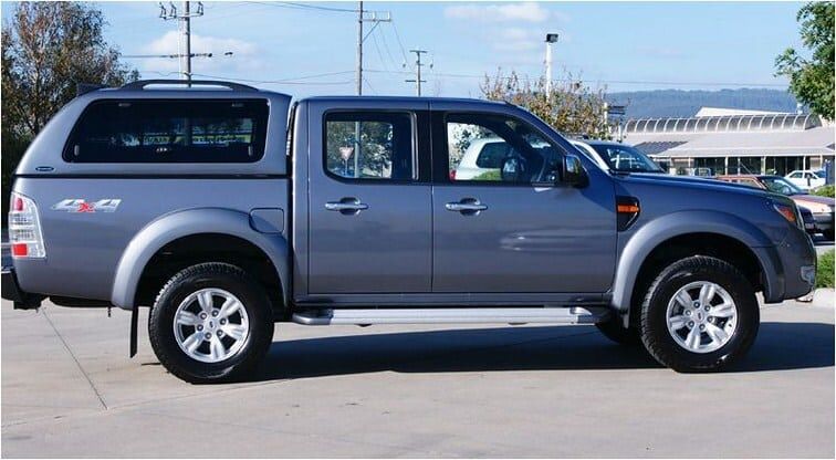 Nissan Navara Doppelkabine Hardtop mit Klappfenstern SO von CARRYBOY Lackierung in Wagenfarbe