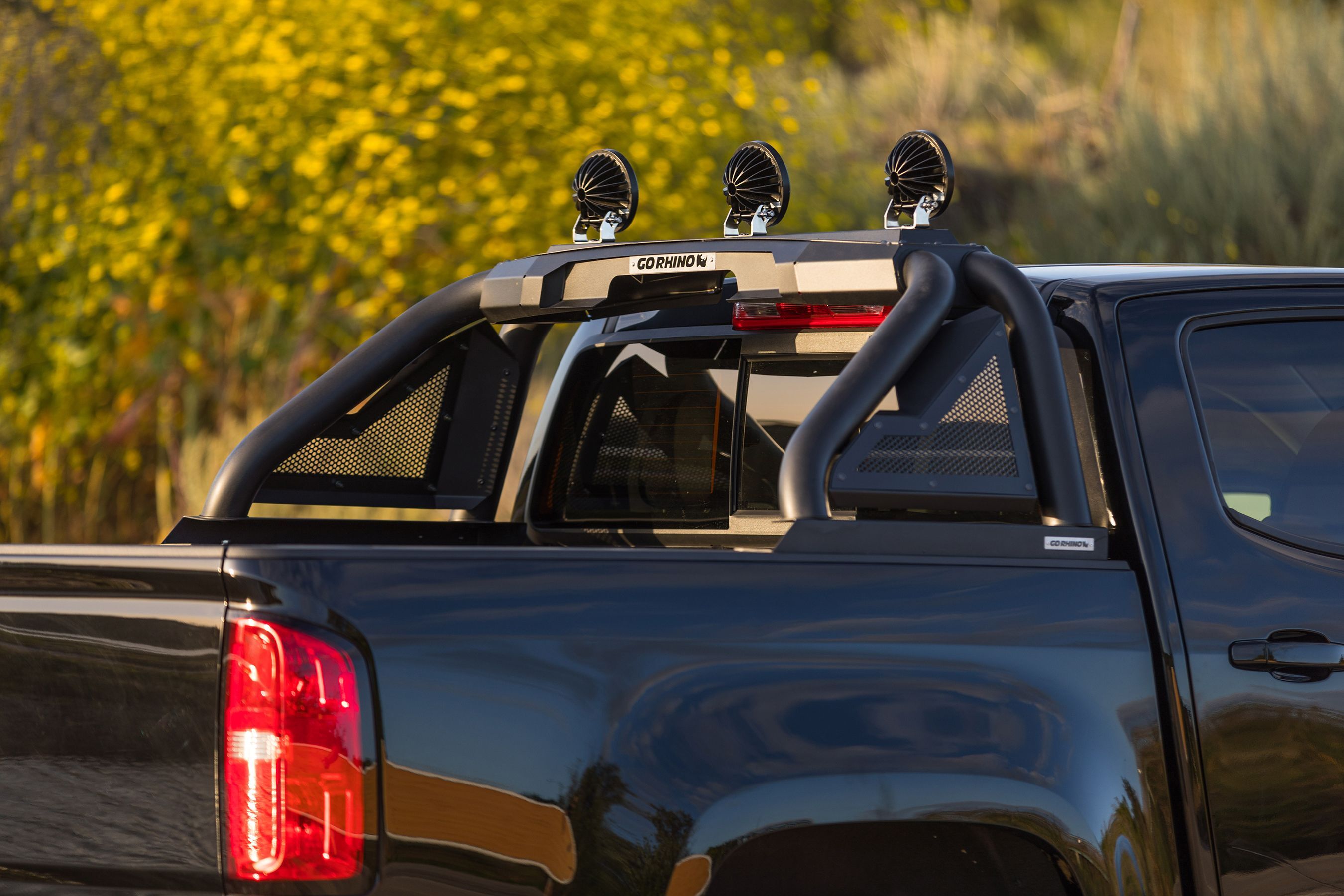 NOVISauto Überrollbügel Stylingbar mattschwarz Flutlicht Ranger Amarok Hilux Dmax 