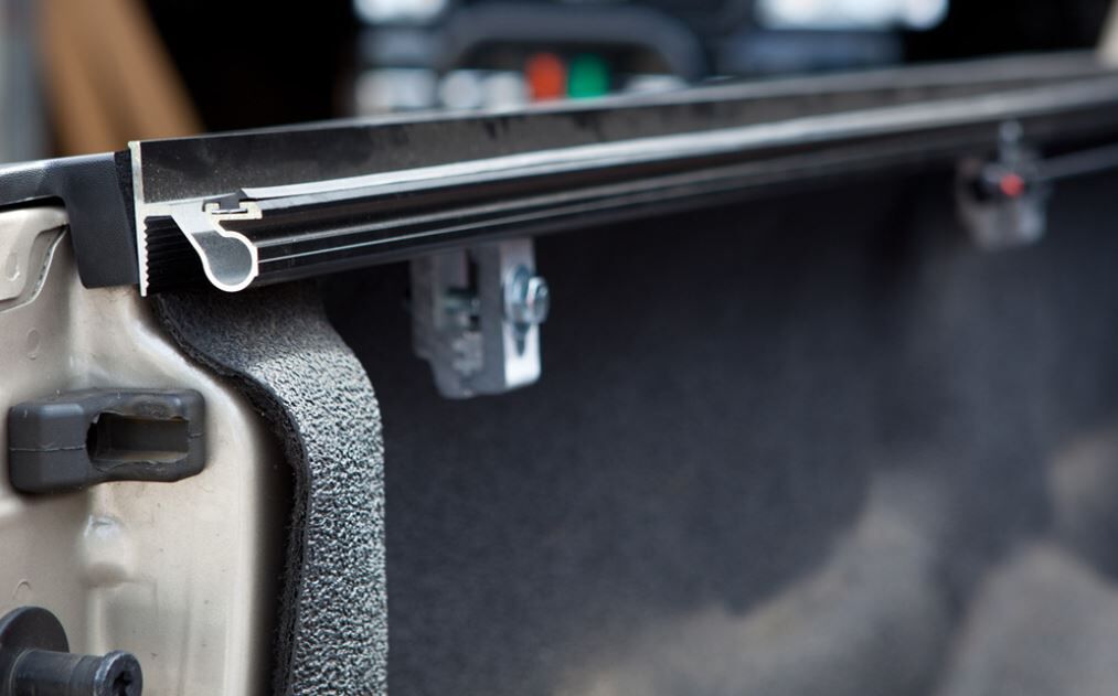 NOVISauto Laderaumabdeckung Flex mit seitlichen Schienen und Klemmen