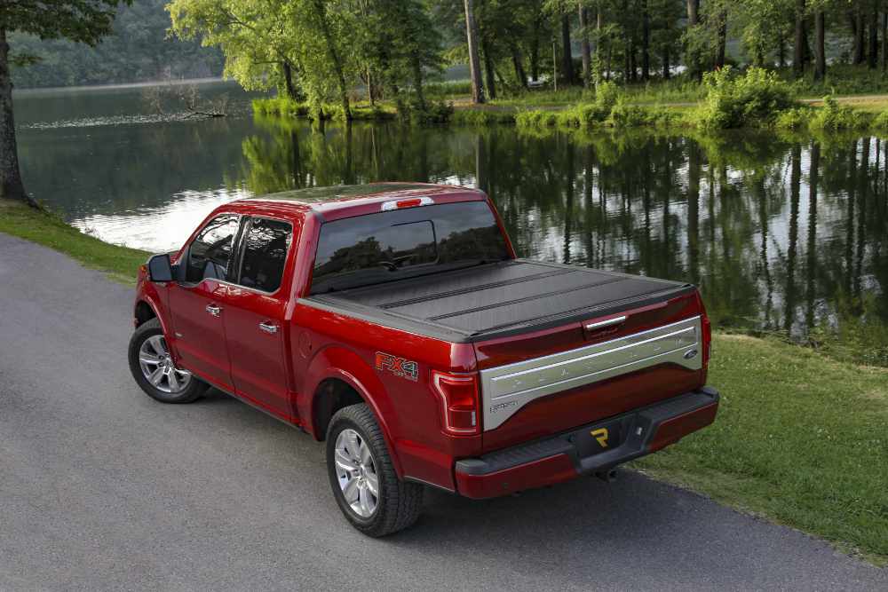 Pickup am See mit Flex Laderaumabdeckung von Undercover