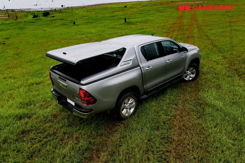 CARRYBOY Laderaumabdeckung R-795 mit Stylingbügel Hilux 16+ Motorhub2