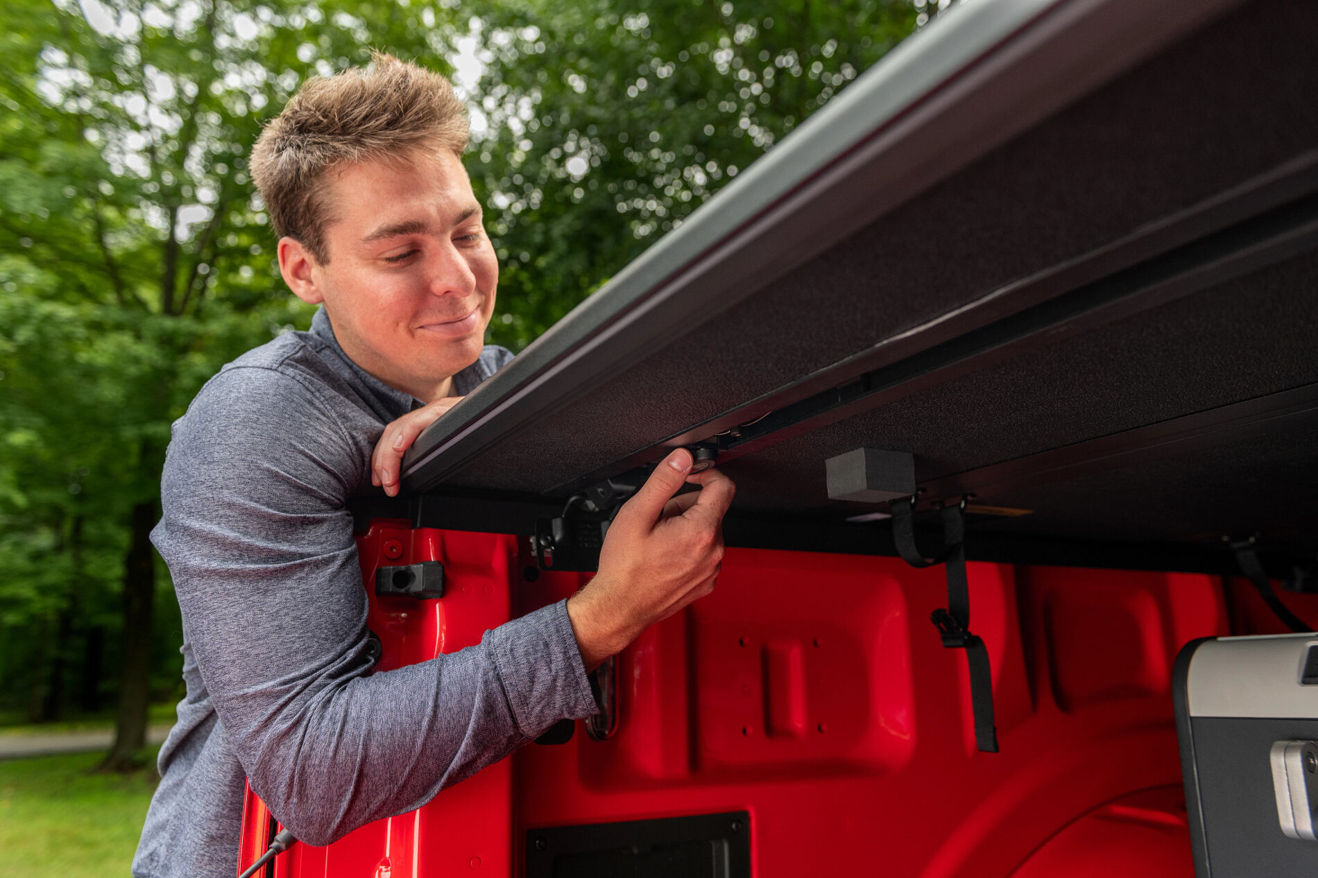 Pickup Truck, Laderaumabdeckung, Mensch öffnet Abdeckung