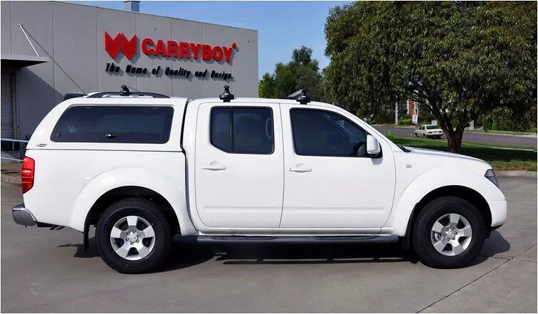 Nissan Navara Doppelkabine Hardtop mit Klappfenstern SO von CARRYBOY Dachreling