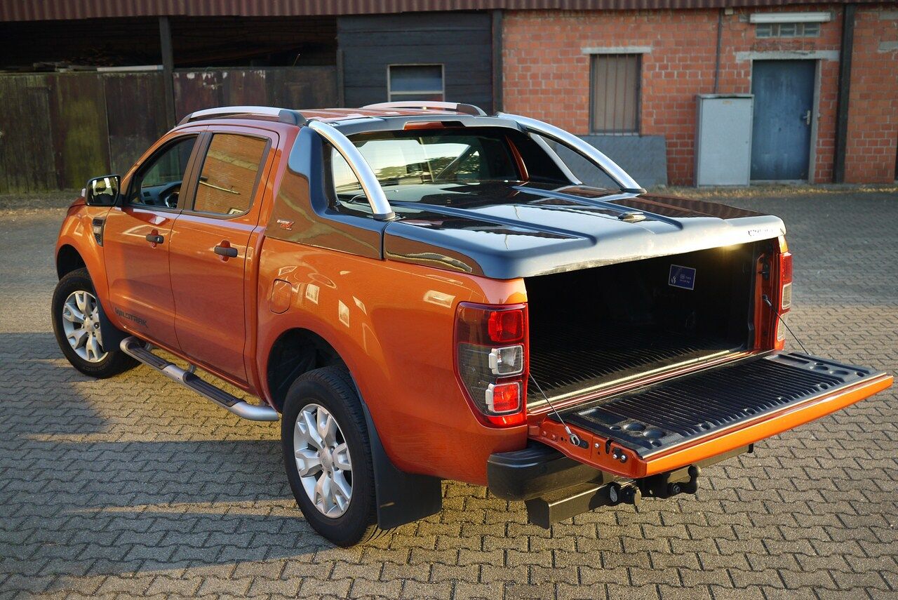 Fiat Fullback Doppelkabine Laderaumabdeckung mit Überrollbügel von CARRYBOY Deckel mit Stylingbar sicher abschließbar