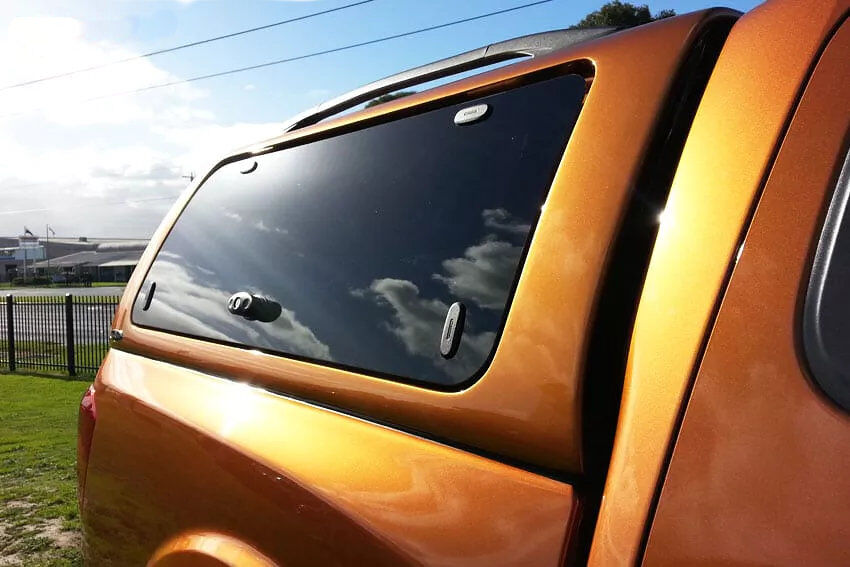 Nissan Navara Doppelkabine Hardtop mit Klappfenstern SO von CARRYBOY Anbindung an die Zentralverriegelung