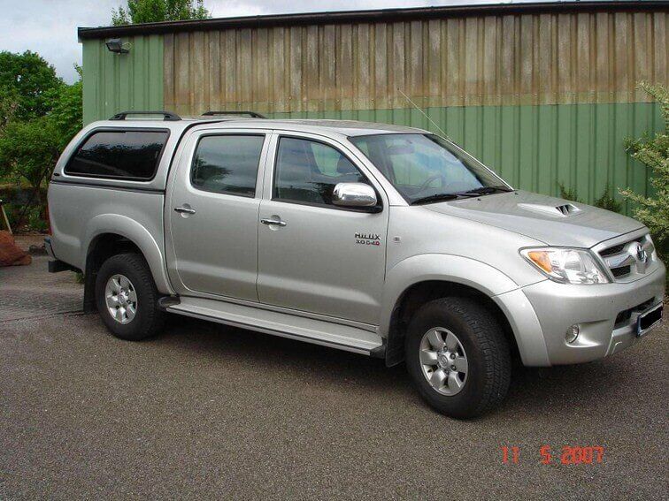 CARRYBOY Hardtop 560 mit seitlichen Schiebefenster für Toyota Hilux Vigo Doppelkabine Dachreling mattschwarz