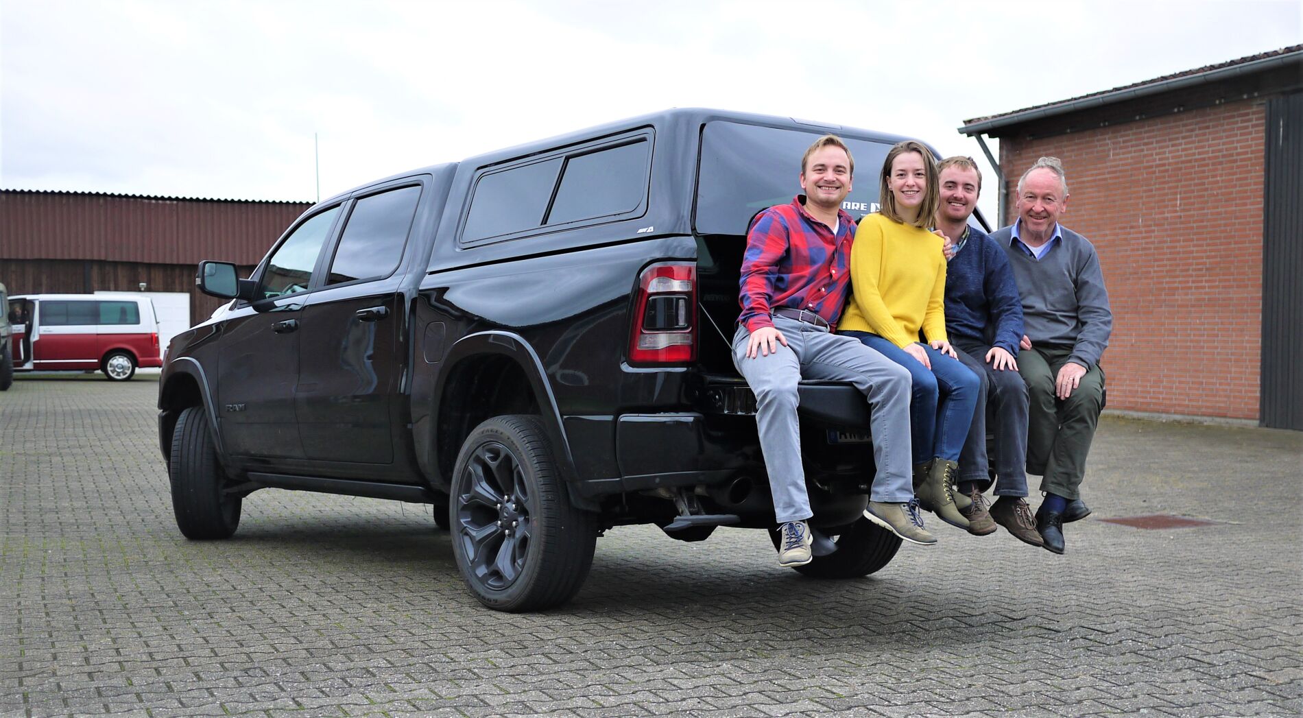 Die Familie auf der RAM Ladefläche