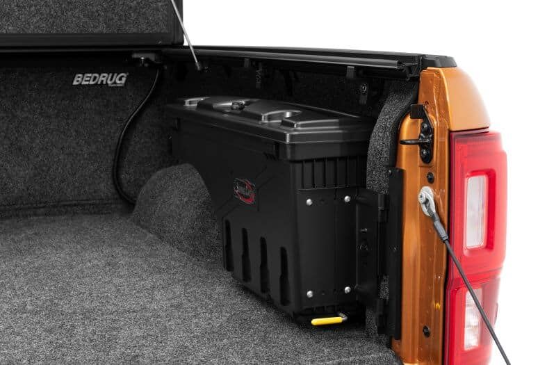 NOVISauto CARRYBOY Werkzeugbox Staubox Toolbox schwenkbar für Pickup Ladefläche Toyota Hilux Revo Invincible platzsparend hinter Radkasten